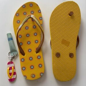 NEW Women's Yellow Casual Flip Flop sandals + Keychain, sunblock Clinque